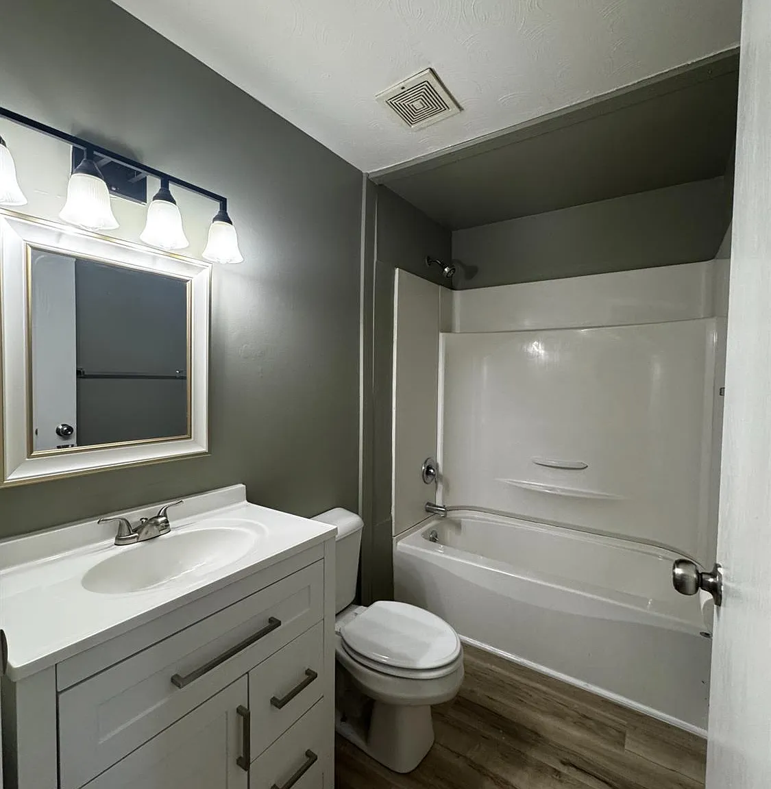 2 bed, 1.0 bath, $1,220 — Photo 2