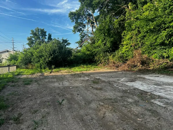 111 W Midkiff St, Harrisburg, IL 62946