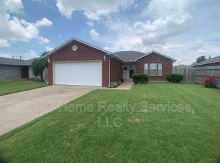 1035 NW 18th St, Moore, OK 73160