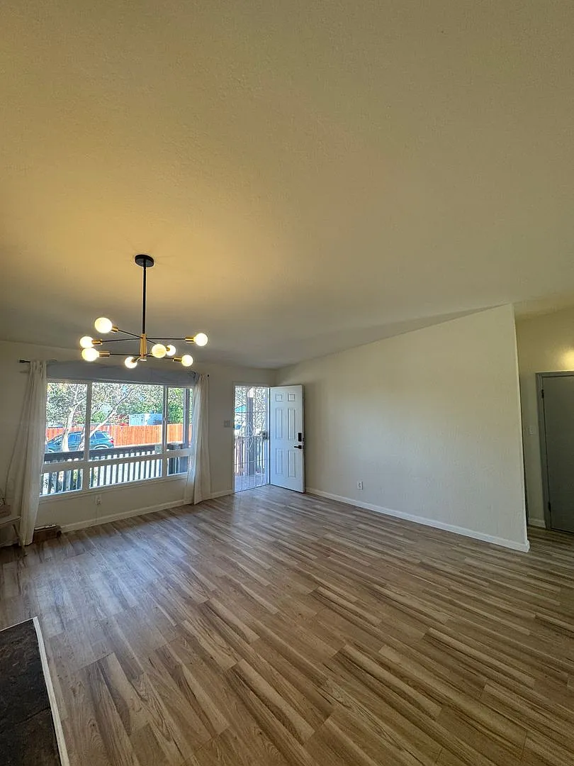 Move-in ready 4-bedroom, 2-bathroom house — Photo 4