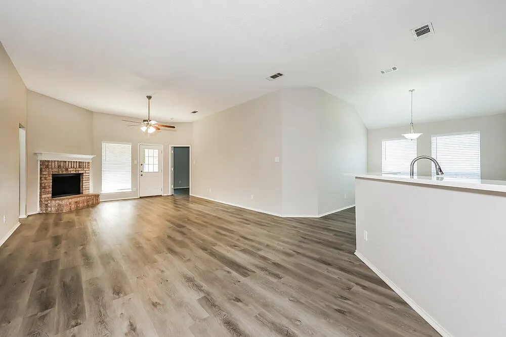 3 bed, 2.0 bath, 1900 sqft, $2,185 — Photo 4