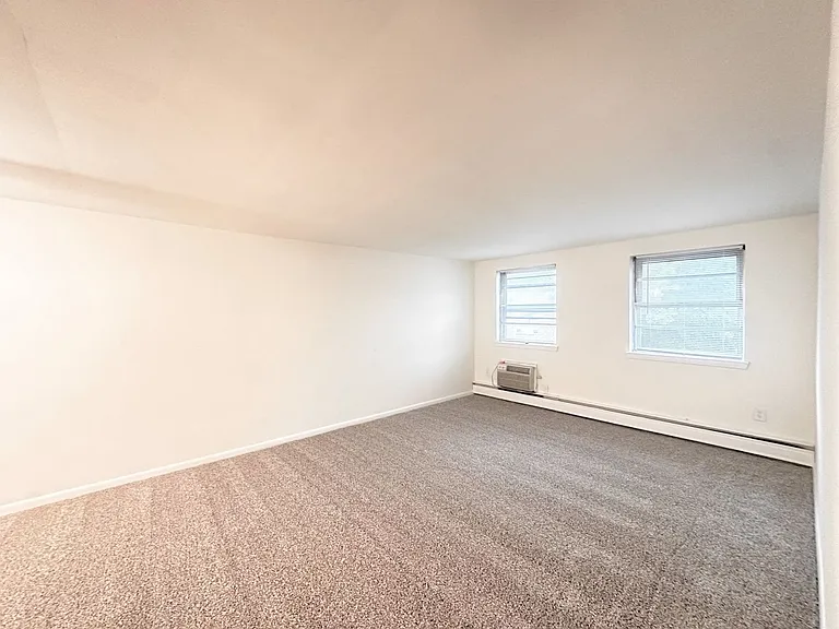 Karen Court Apartments — Photo 5
