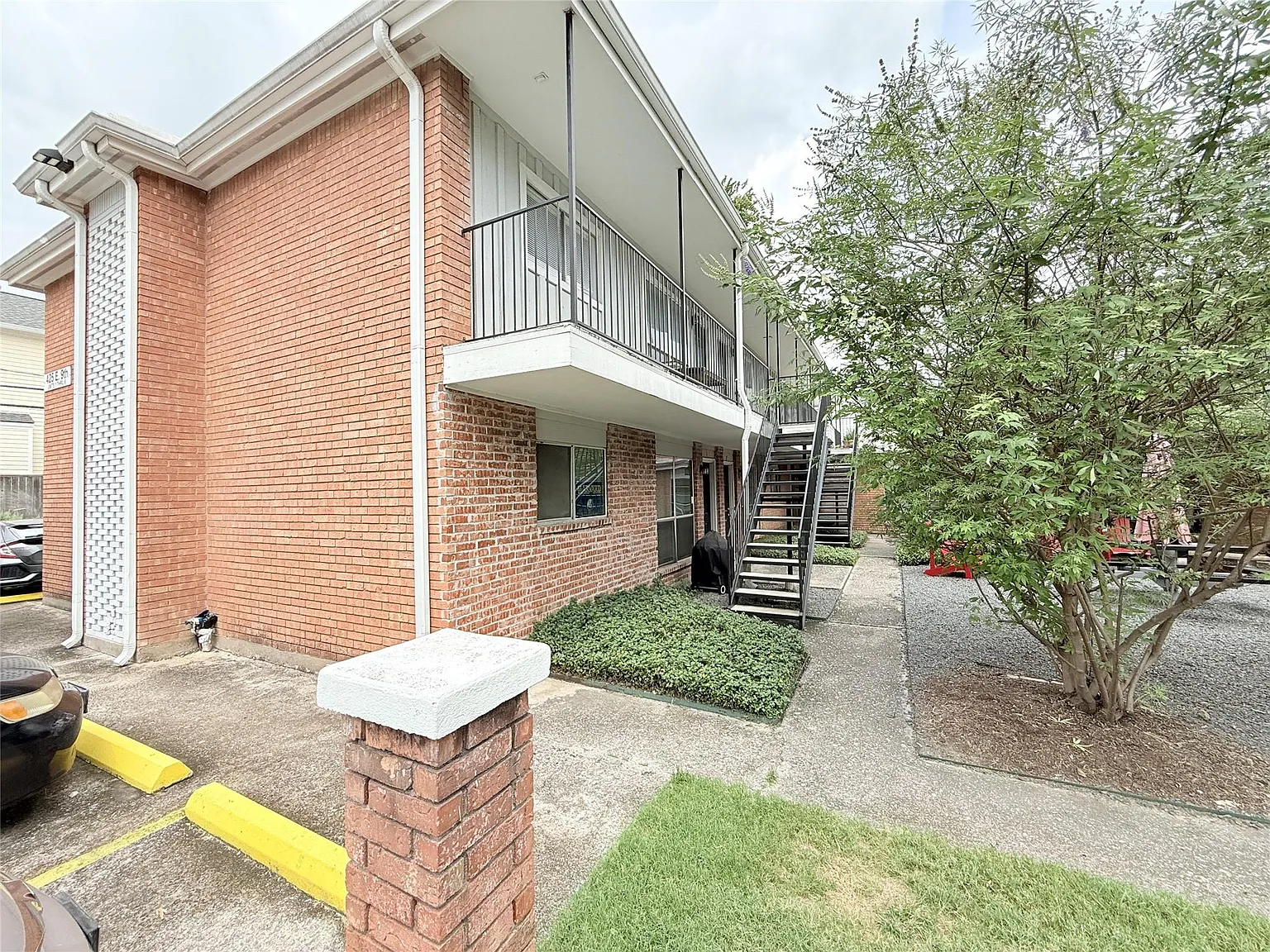 2 bed, 1.0 bath, 800 sqft, $1,325 — Photo 2
