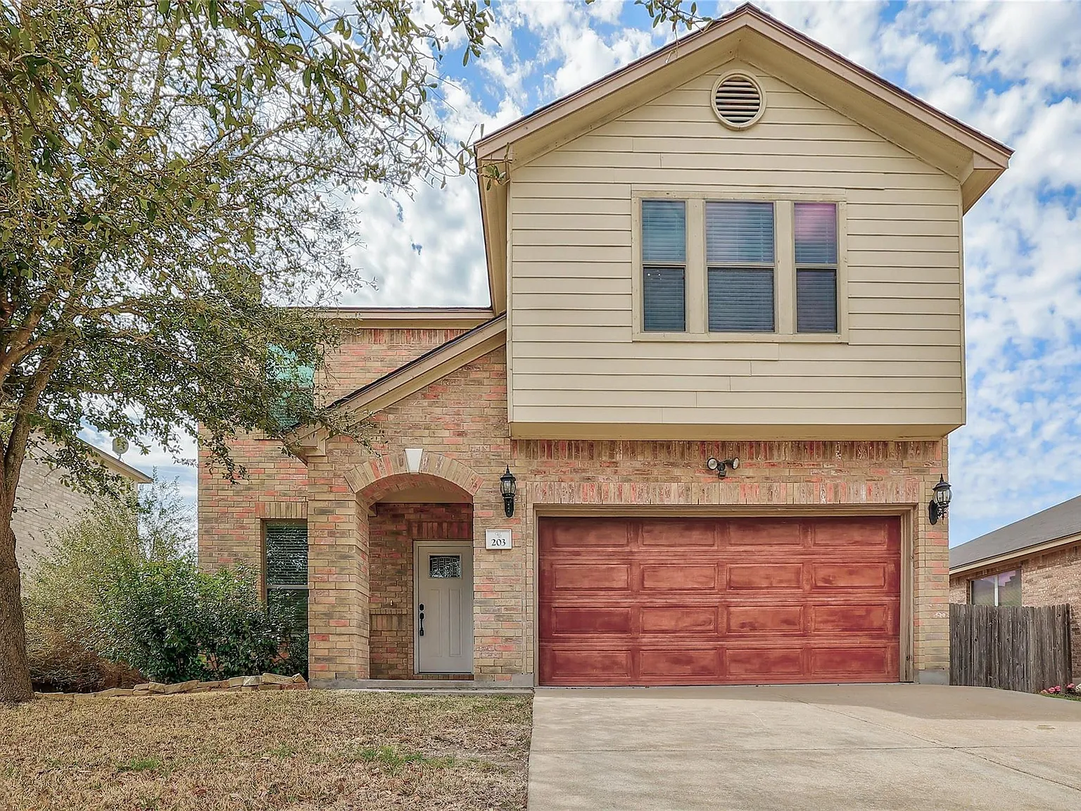 6 bed, 2.5 bath, 2759 sqft, $2,400 — Photo 1