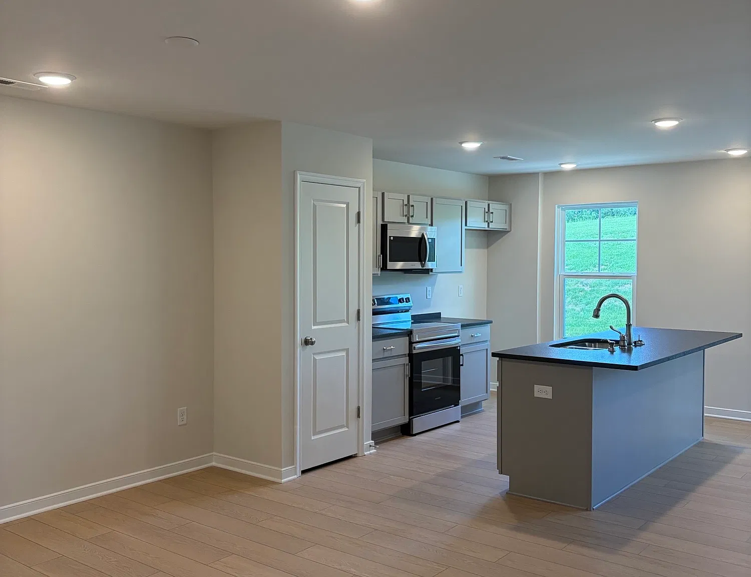 3 bed, 2.5 bath, 1525 sqft, $2,599 — Photo 3