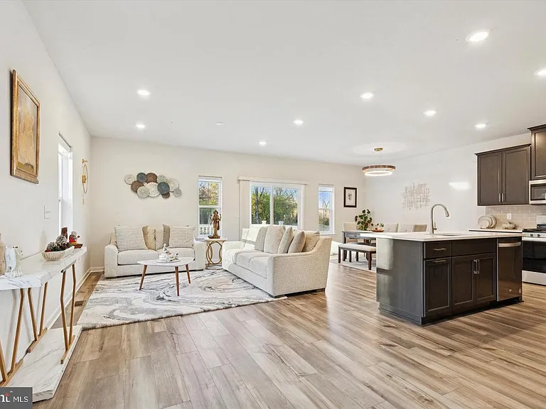 141 Four Leaf Dr — Photo 3