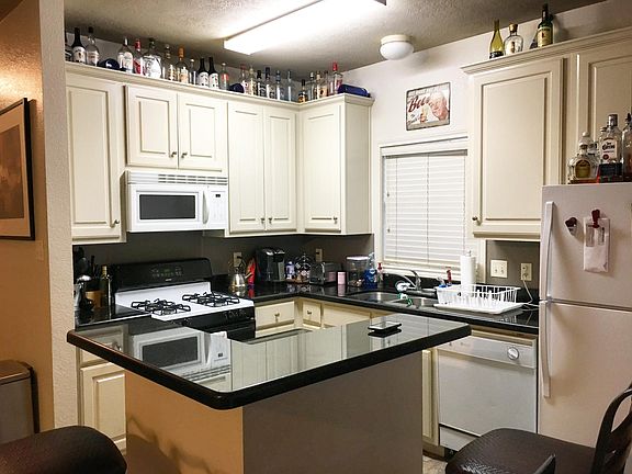4th image of 212 Sterling St