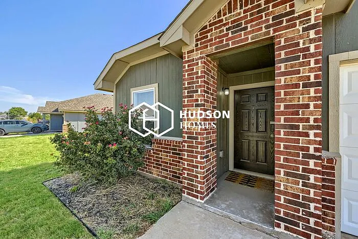 4 bed, 2.0 bath, 1571 sqft, $2,615 — Photo 3