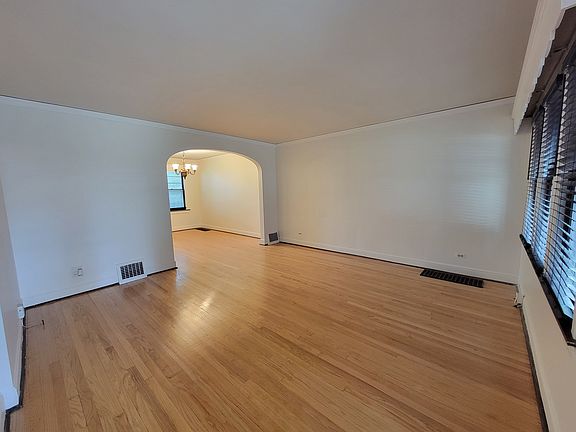 4th image of 10529 S Eberhart Ave