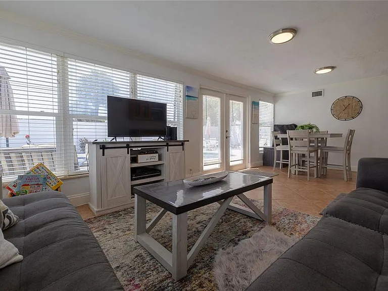 813 E 6th Ave — Photo 11