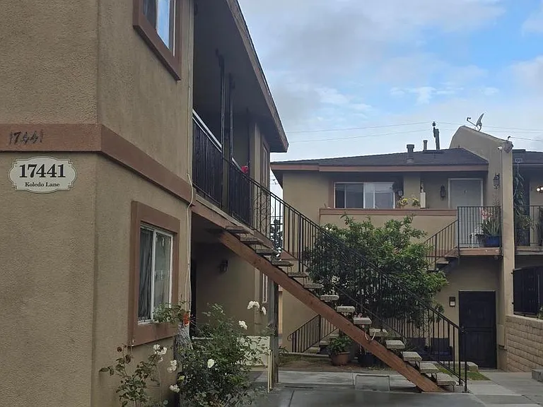 17441 Koledo Ln in Huntington Beach — Photo 11