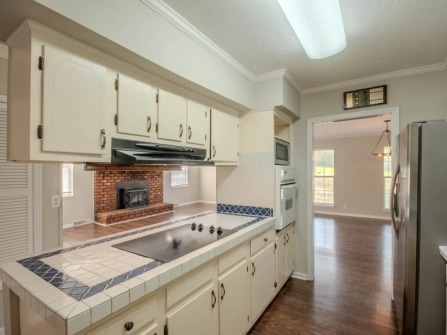 6 bed, 3.5 bath, 4325 sqft, $4,200 — Photo 3