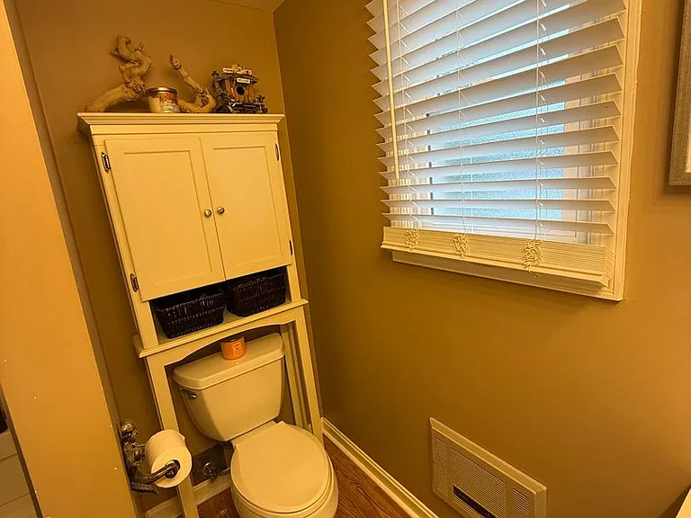 5240-5242 Old Oxford Ln — Photo 27