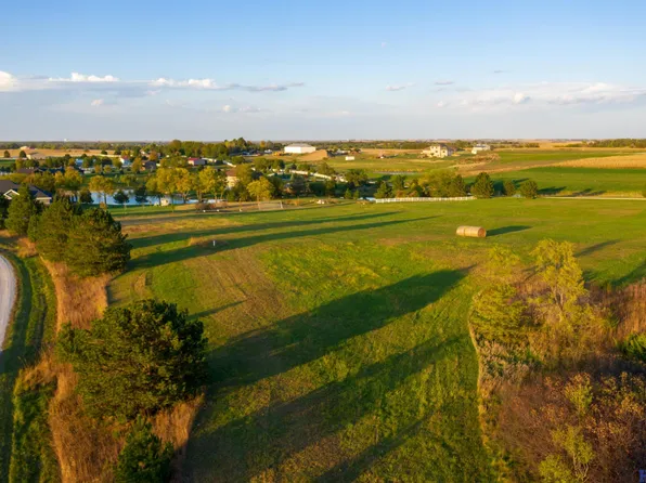 1300 Lakeview Ln, Beatrice, NE 68310