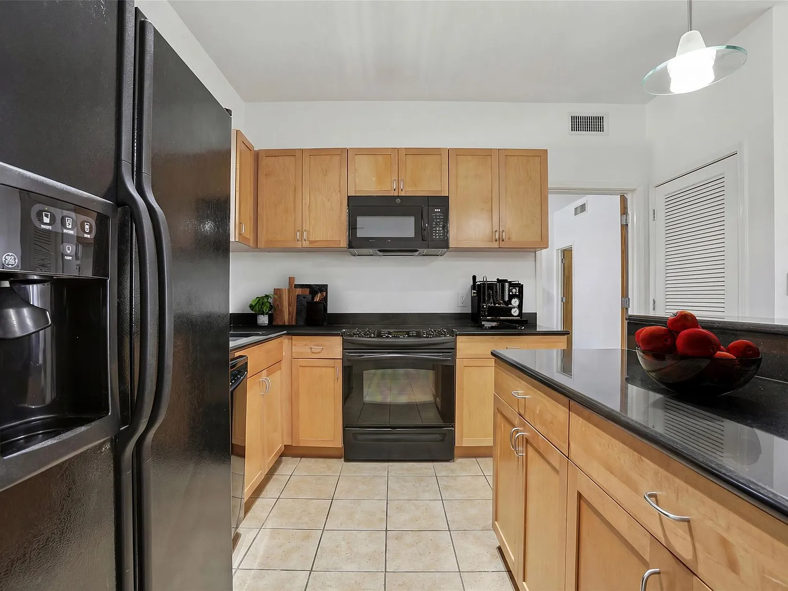 2 bed, 2.0 bath, 1057 sqft, $2,000 — Photo 4