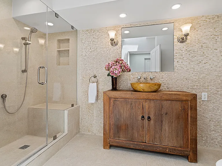 3933 Mandeville Canyon Rd — Photo 8