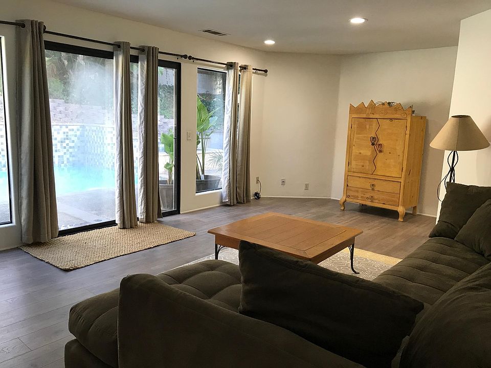 Specious living room overlooking the pool