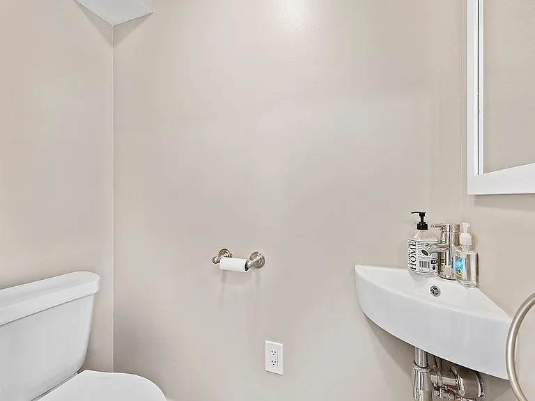 529 Spruce St — Photo 16
