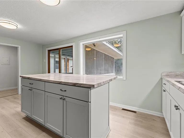 9217 Oak St — Photo 2
