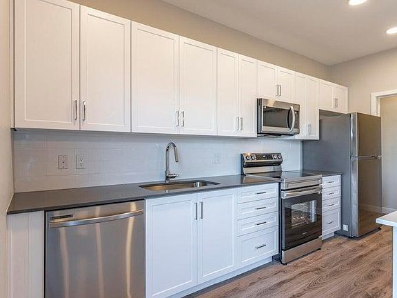 4th image of 432 S 32nd St #127