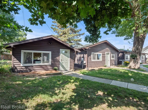 9317 Main St, Whitmore Lake, MI 48189