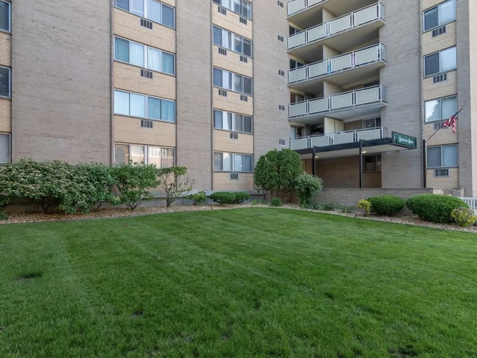 1025 Hancock St — Photo 2