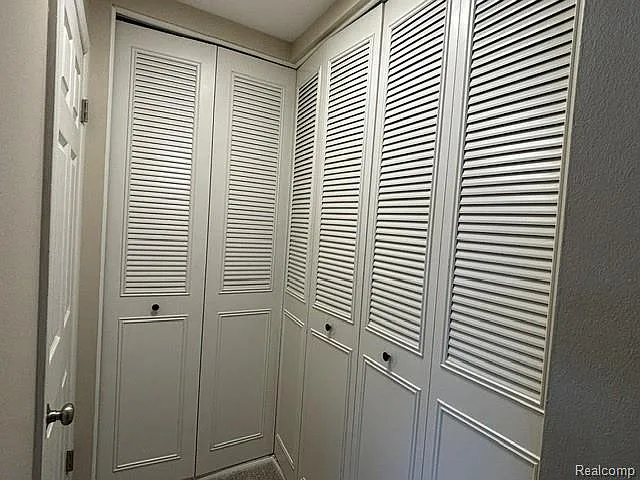 433 Fox Hills Dr S — Photo 12
