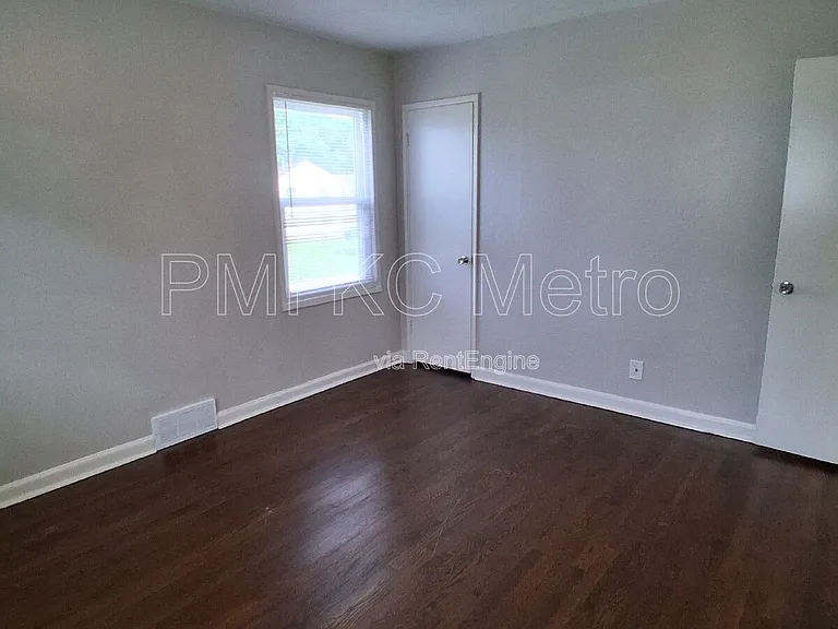 9548 Charlotte St — Photo 9