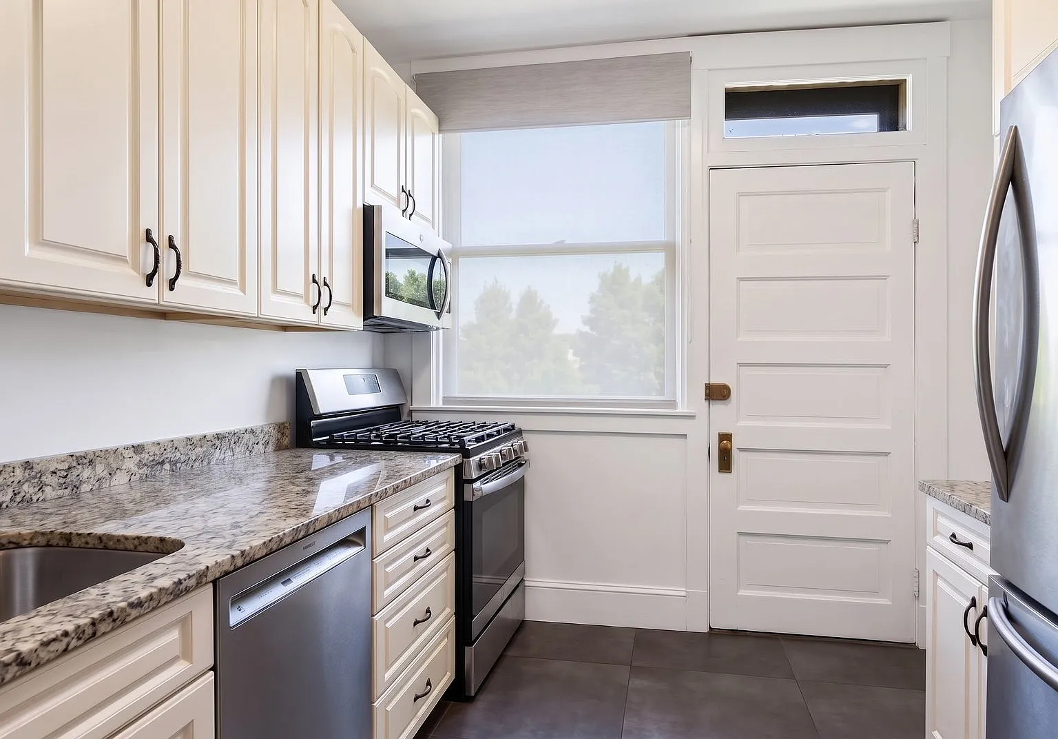 2 bed, 940 sqft, $3,250 — Photo 3