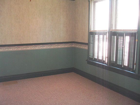 Dining Room-Newer Carpet