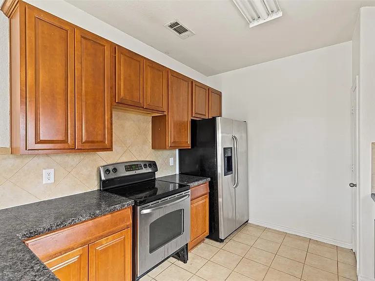 325 Crosscreek Dr — Photo 5