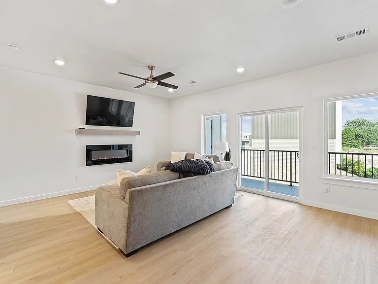 1467 W Hendon St — Photo 12