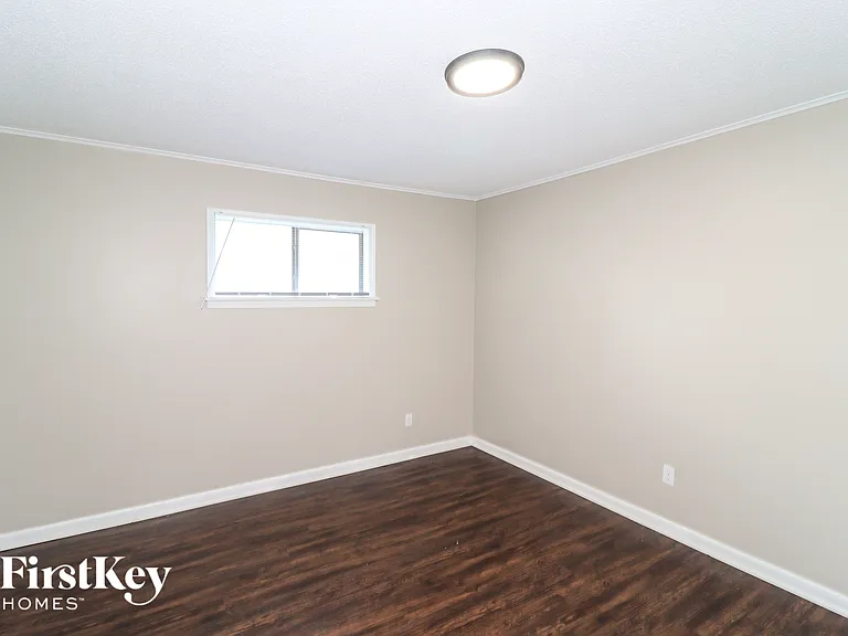 1712 Myrna Ln — Photo 11