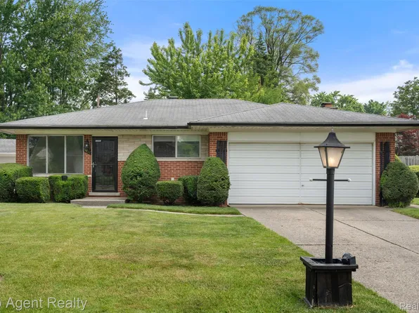 11837 Meteor Dr, Sterling Heights, MI 48313