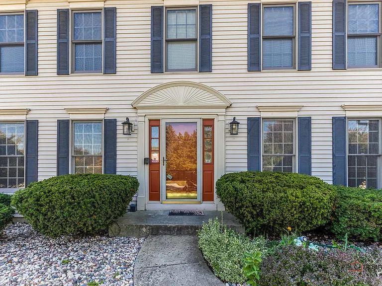1214 Shoreline Dr — Photo 3