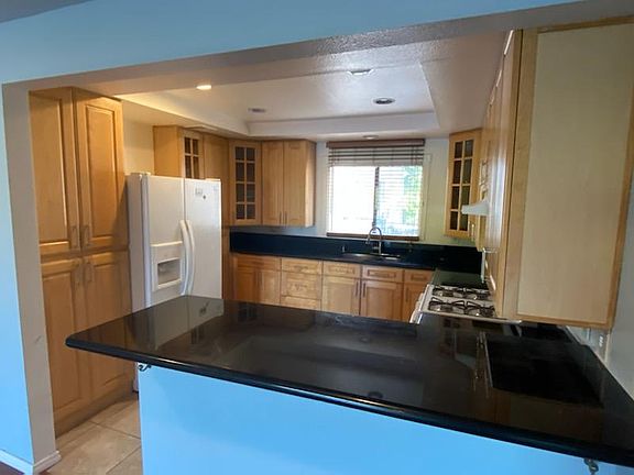 4th image of 6420 Hazeltine Ave