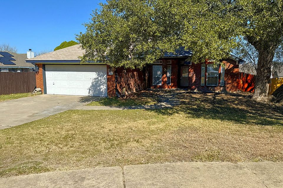 Great shade from beautiful live oak tree on the front of the home!