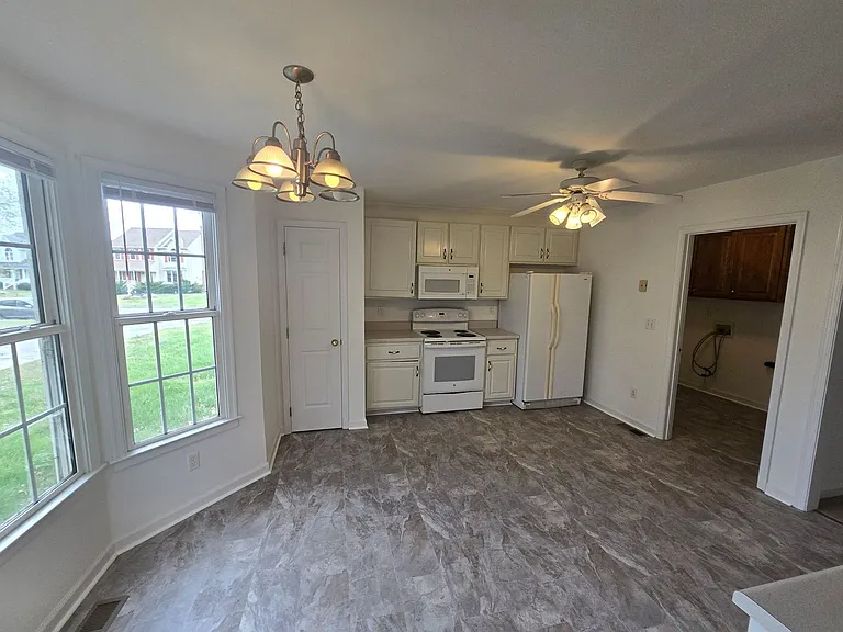 312 Shade Tree Dr — Photo 2
