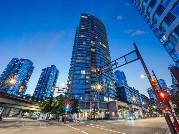 689 Abbott St #2202, Vancouver, BC V6B 0J2