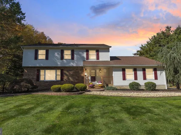 33 Beechwood Dr, Robbinsville, NJ 08691