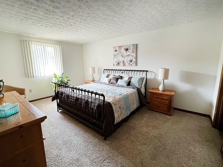 Crestbrook Apartments & Townhomes — Photo 32