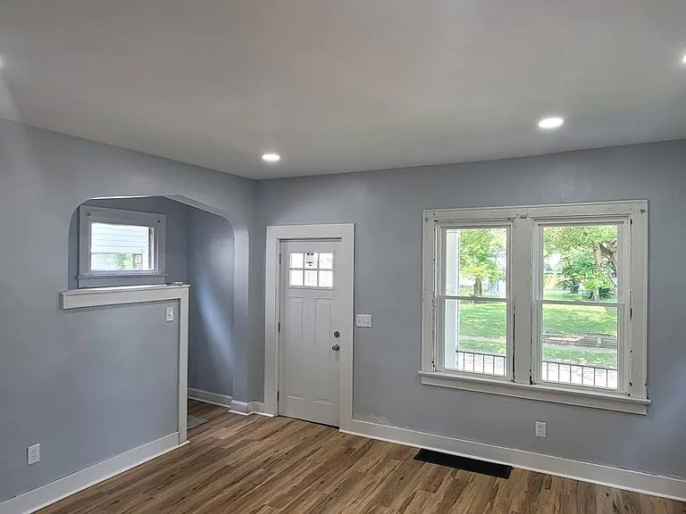 401 S Harris Ave — Photo 3