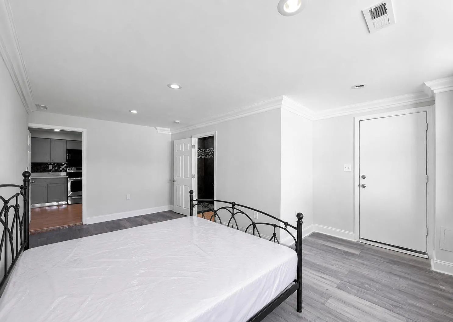 3 bed, 2.0 bath, 2000 sqft, $1,118 — Photo 2