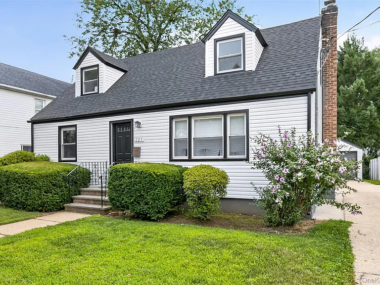 121 Sheridan Ave — Photo 2