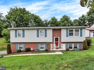 807 Pine Grove Dr, Waynesboro, PA 17268