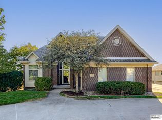 654 Bailey Dr, Papillion, NE 68046