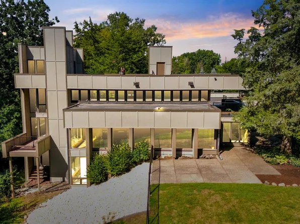1706 Willow Bend Rd, Cedar Falls, IA 50613