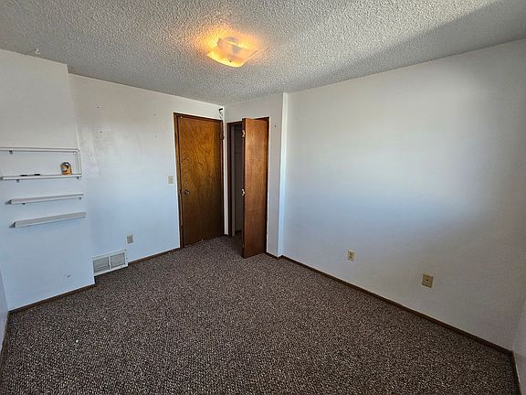 3rd image of 626 E Queen Ave