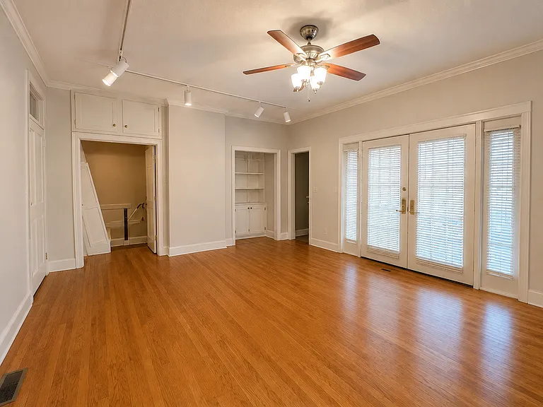 1338 College St — Photo 12