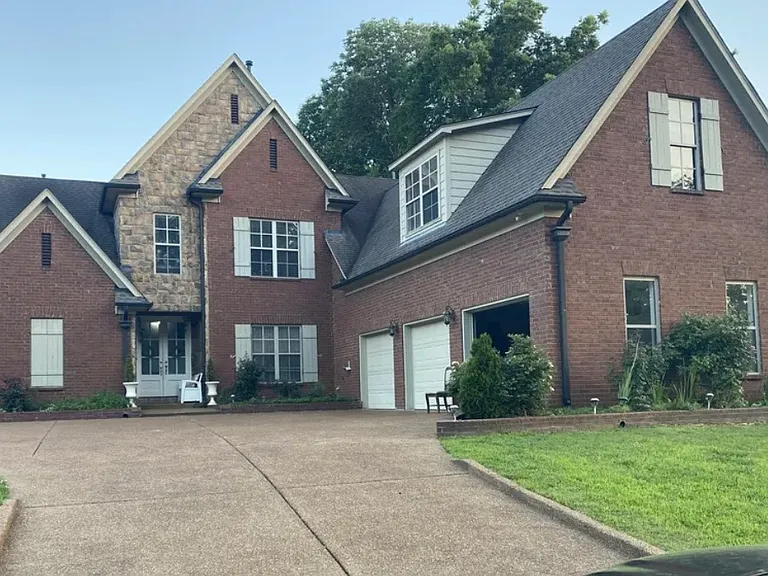 4717 Riviera Dr — Photo 1